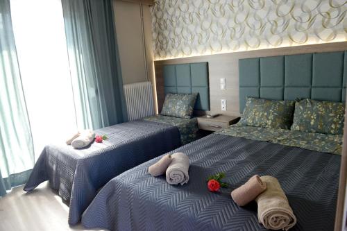 Habitación de hotel con 2 camas y toallas. en Senia Holidays en Preveza