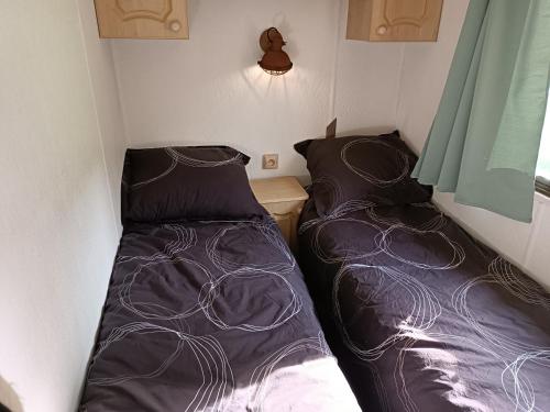Postel nebo postele na pokoji v ubytování Mobil-home isolé avec jacuzzi - la Cubanière