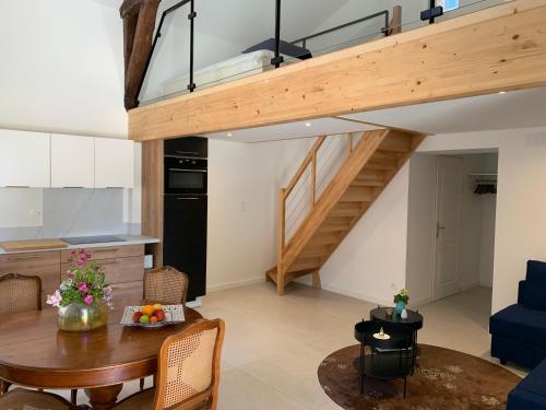 a kitchen and a living room with a loft at Gite ANDA- piscine- Montauban - Lacourt-Saint-Pierre in Lacourt-Saint-Pierre