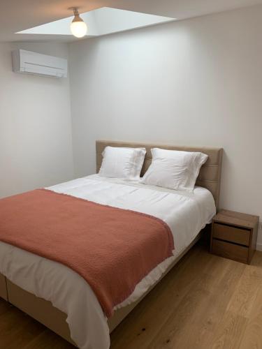 sypialnia z dużym łóżkiem z 2 poduszkami w obiekcie Gite ANDA- piscine- Montauban - Lacourt-Saint-Pierre w mieście Lacourt-Saint-Pierre