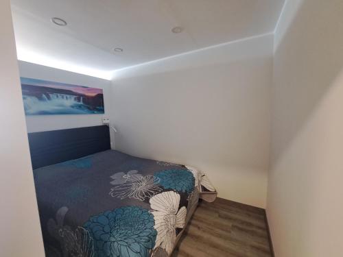 a small bedroom with a bed in a room at A&V Studio in Green Park in San Miguel de Abona