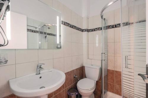 a bathroom with a sink and a toilet and a shower at Privilegio Studio 2 in Kanali