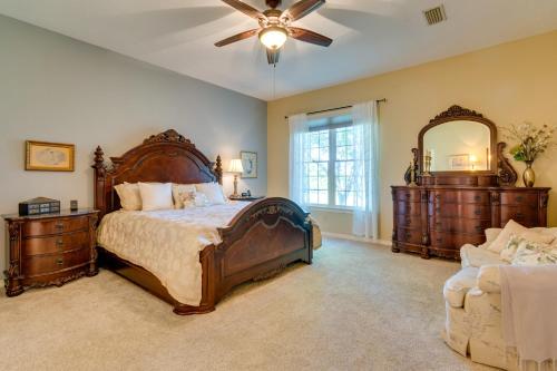 una camera con un grande letto e un ventilatore a soffitto di Spacious Greenbrier Vacation Rental on about 4 Acres! a Greenbrier