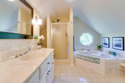 un ampio bagno con due lavandini e una vasca di Spacious Greenbrier Vacation Rental on about 4 Acres! a Greenbrier