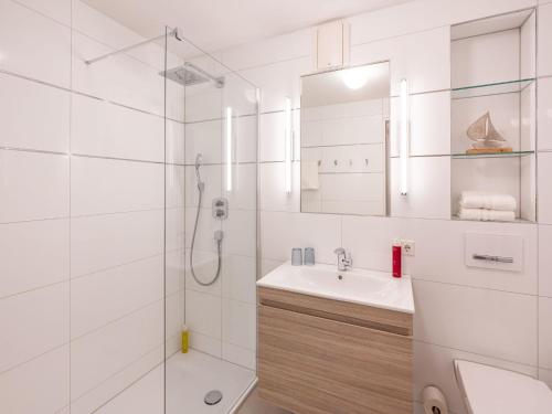 Ванна кімната в Kaiservillen Heringsdorf - 1-Raum-Ferienwohnung mit Terrasse DG21