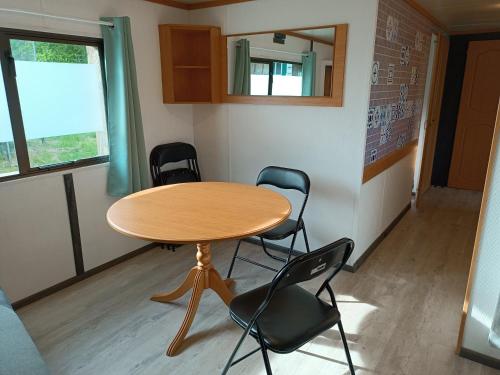 Φωτογραφία από το άλμπουμ του Mobil-home isolé avec jacuzzi - la Cubanière σε Cublize