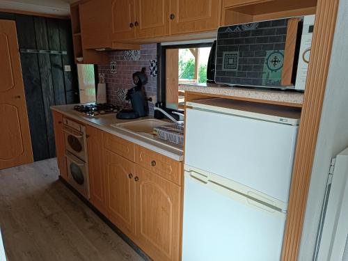 Kuchyň nebo kuchyňský kout v ubytování Mobil-home isolé avec jacuzzi - la Cubanière