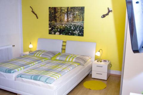 1 dormitorio con 1 cama y una pintura en la pared en Ferienwohnung Haus Stadler, en Bad Ischl