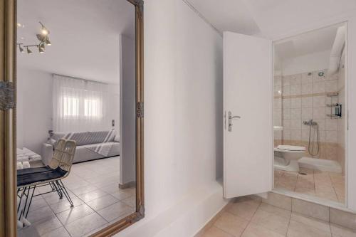 a room with a mirror and a bathroom with a shower at Privilegio Studio 3 in Kanali