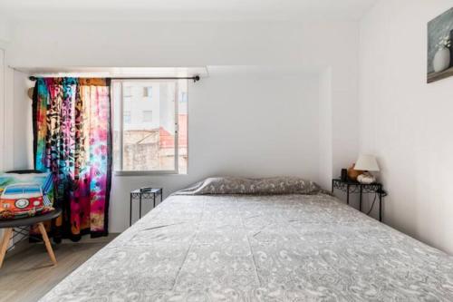 Un dormitorio con una cama grande y una ventana en Habitaciones privadas en precioso piso compartido, en Gandía