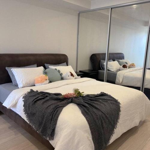 um quarto com 2 camas e um espelho grande em Carlton Stunning View Apartment with Free Parking -2 em Melbourne