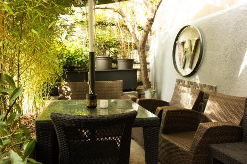 un patio al aire libre con mesa y sillas en Cozy Garden Flat by SUMMITVISTA en Estambul