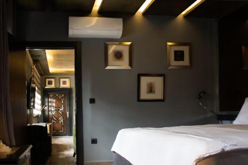 1 dormitorio con 1 cama y cuadros en la pared en Cozy Garden Flat by SUMMITVISTA en Estambul