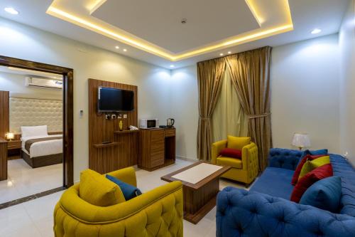 uma sala de estar com dois sofás e uma televisão em ساوث ستار em Abha