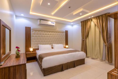um quarto com uma cama grande num quarto em ساوث ستار em Abha