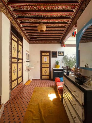 un soggiorno con divano e soffitto in legno di Hostel Kech Vibe a Marrakech