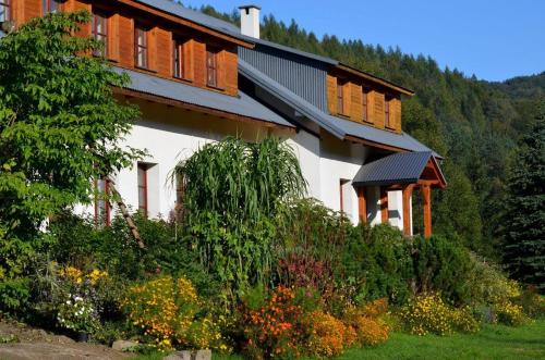 une maison avec beaucoup de fenêtres sur une colline dans l'établissement Hajstra, à Krempna