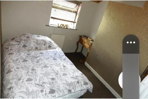 Säng eller sängar i ett rum på Double Bedroom in Home (25 min walk to city centre)