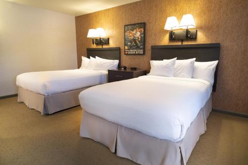 a hotel room with two beds with white sheets at The Yankee, Trademark Collection by Wyndham in Lenox