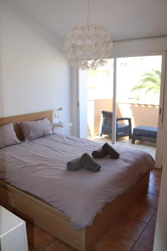 Un dormitorio con una cama con dos pantuflas encima. en Bungalow 7 Jávea, en Jávea