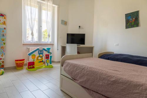 sypialnia z łóżkiem i domek z zabawkami w obiekcie Estate w mieście Desenzano del Garda