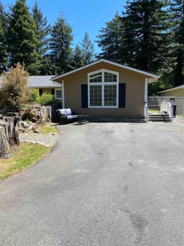 una casa con una entrada para autos en frente de ella en Get away in the Redwoods, en Crescent City
