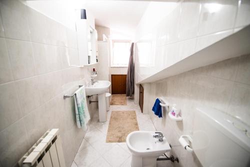 La salle de bains blanche est pourvue d'un lavabo et de toilettes. dans l'établissement Stella Marina siderno, à Siderno Marina