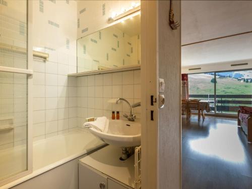 La salle de bains est pourvue d'un lavabo et d'une baignoire. dans l'établissement Studio La Clusaz, 1 pièce, 4 personnes - FR-1-437-6, à La Clusaz