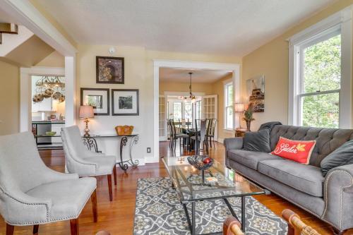 Χώρος καθιστικού στο Historic Home Near Downtown Salem Walk to Capitol