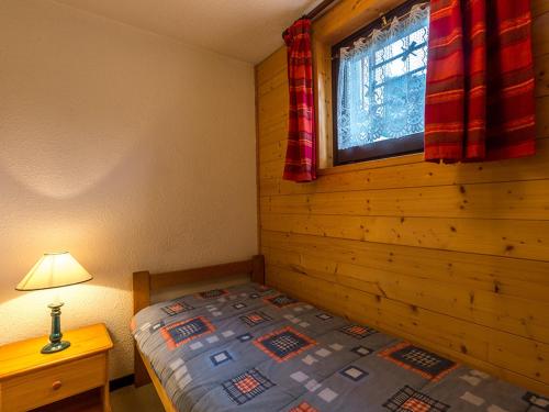 une chambre avec un lit et une fenêtre dans l'établissement Appartement idéalement situé au centre de La Clusaz, 4 pers, parking et wifi inclus - FR-1-437-23, à La Clusaz