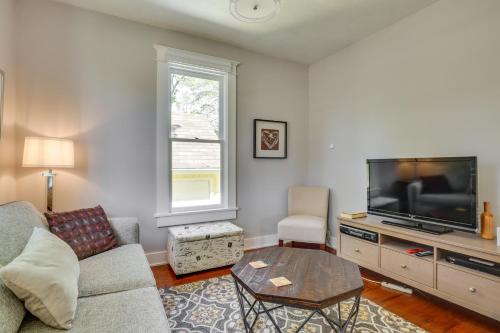 Μια τηλεόραση ή/και κέντρο ψυχαγωγίας στο Historic Home Near Downtown Salem Walk to Capitol