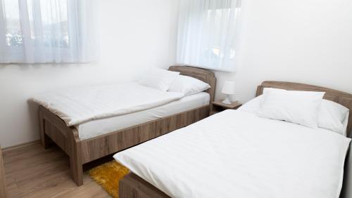 um quarto com 2 camas e uma janela em River&Lake Luxury I. Apartman em Sárvár