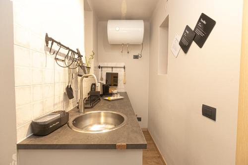 A kitchen or kitchenette at Giano Host - I teatri