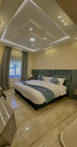 a bedroom with a large bed in a room at Fragrant Rose in Wadi Musa
