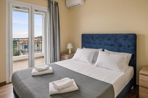 Кровать или кровати в номере Evangelia's Residence - 3 Bedroom Sea View Apartment