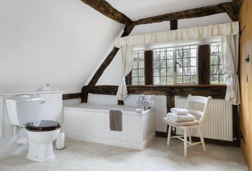 une salle de bain avec une baignoire, des toilettes et un lavabo dans l'établissement Corner Thatch, à Inkberrow
