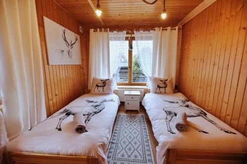 扎科帕內的住宿－Apartamenty - Wymarzone Widoki，带窗户的客房内设有两张单人床。