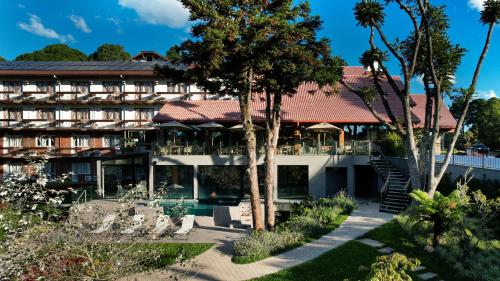Κήπος έξω από το Hotel Alpestre
