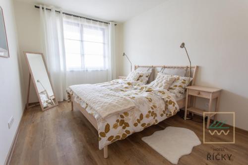 Postel nebo postele na pokoji v ubytování Apartmány Perla - Hotel Říčky