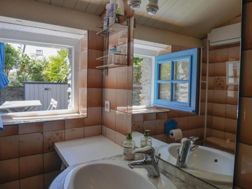 LocmariaにあるMaison Locmaria, 2 pièces, 4 personnes - FR-1-418-135のバスルーム(洗面台、窓付)