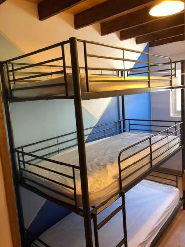 quelques lits superposés dans une chambre dans l'établissement appart. Gérardmer - Le Rep'Air, à Gérardmer