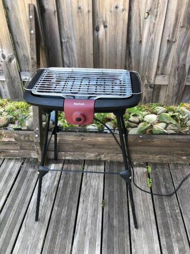 - un grill installé au-dessus d'une terrasse en bois dans l'établissement appart. Gérardmer - Le Rep'Air, à Gérardmer