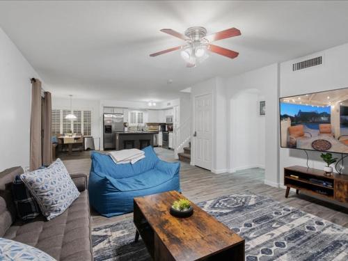 Χώρος καθιστικού στο Red Mountain Ranch home BBQ Pool