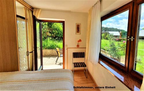 ein Schlafzimmer mit einem Bett und einem großen Fenster in der Unterkunft Ferienhaus hoch oben mit Alpen Panorama Königssee- Nichtraucherdomizil in Berchtesgaden