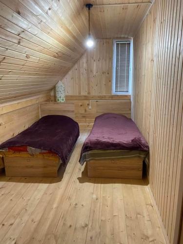 Säng eller sängar i ett rum på Gomi Guest House