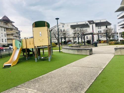 um parque infantil com escorrega num parque em Beautiful Apartment near Geneva em Saint-Julien-en-Genevois