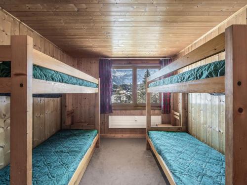 two bunk beds in a room with a window at Appartement Megève, 3 pièces, 4 personnes - FR-1-453-48 in Megève