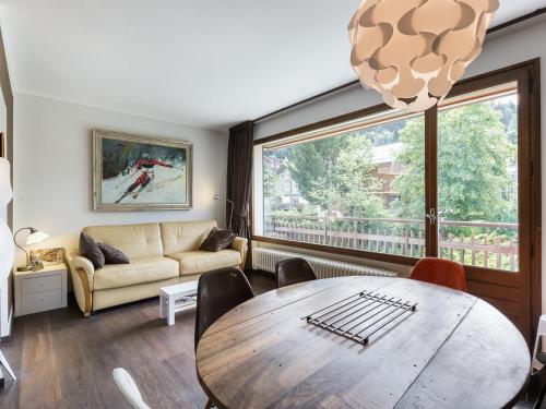un salon avec une table et un canapé dans l'établissement Studio Confortable avec Balcon, Centre de Megève, Parking, Ascenseur - FR-1-453-110, à Megève