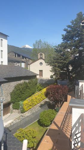 vista su una casa con giardino e un edificio di Residencia Aldosa a LʼAldosa