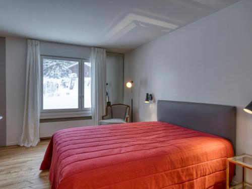 - une chambre avec un lit rouge et une fenêtre dans l'établissement Spacieux appartement 1 chambre avec parking et wifi à 400m des pistes à Megève - FR-1-453-62, à Megève